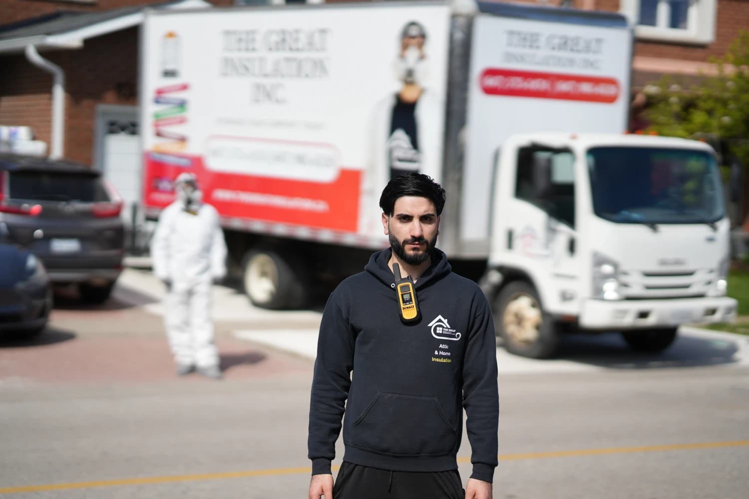 L'équipe et les camions de The Great Insulation sur un chantier du Grand Toronto