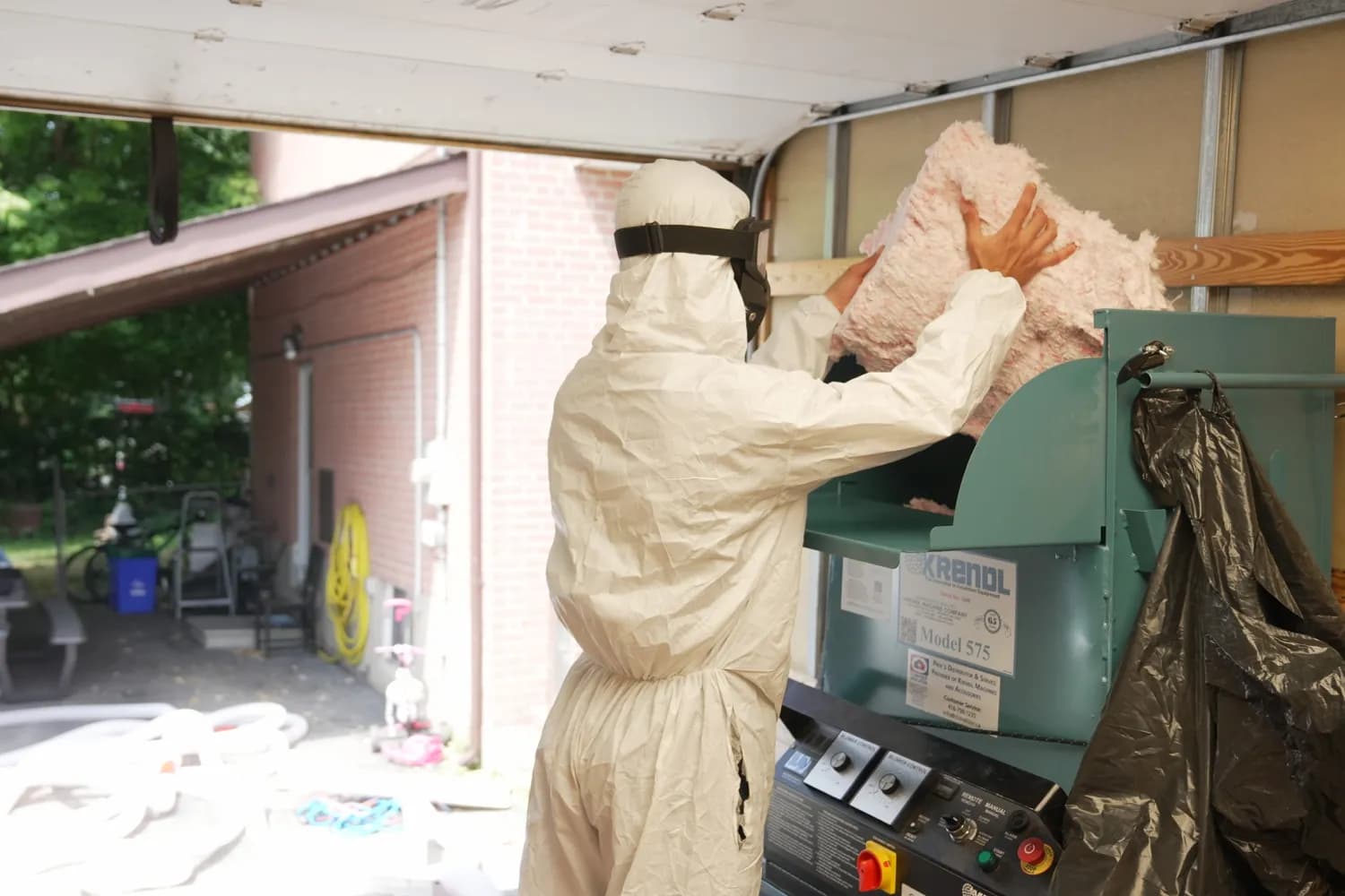 Retrait d'isolant de grenier